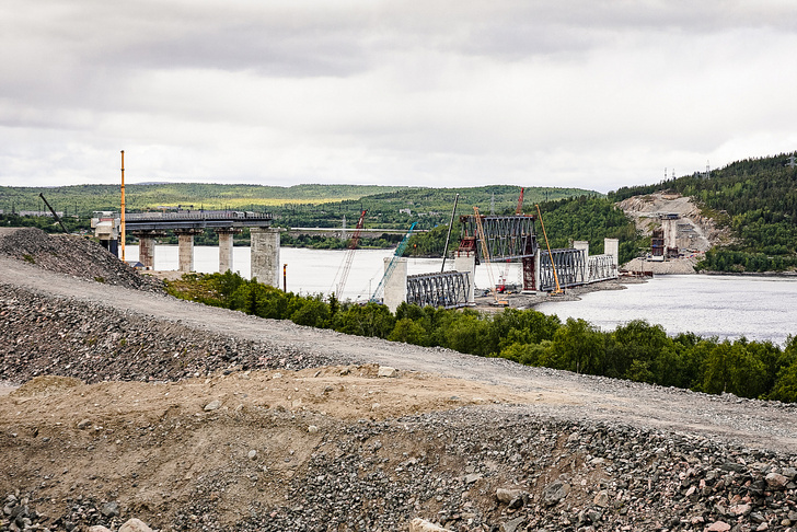 Ход строительства нового железнодорожного моста в Мурманской области через Тулому к порту 