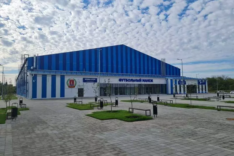 В Волгоградской области открыли футбольный манеж и поле с кортами