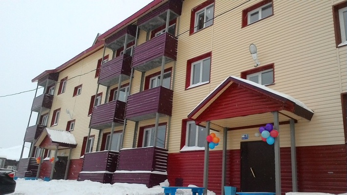В Таштаголе переселенцам из бараков вручили ключи от 41 новой квартиры