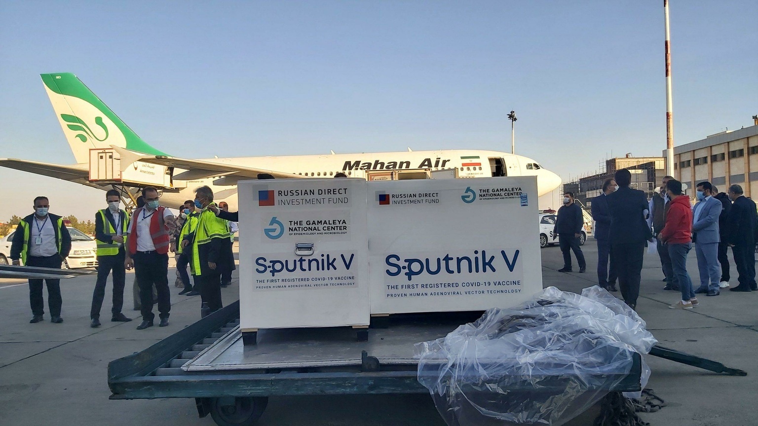 © Via Reuters. Первый груз вакцины из Москвы приземлился в аэропорту Имама Хомейни в Тегеране, 4 февраля 2021 года
