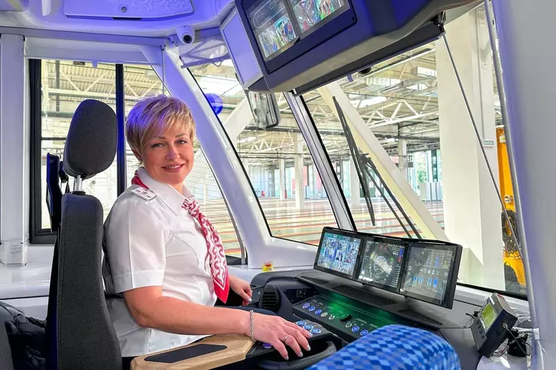 Изображение #5 для поста «Тихий удобный автономный в столицу приехал первый трамвай новой модели»