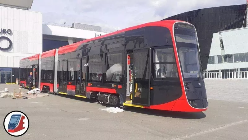 Фото №9 для публикации «В Екатеринбурге к выставке Иннопром представили новый трехсекционный трамвай 71 233 Синара»