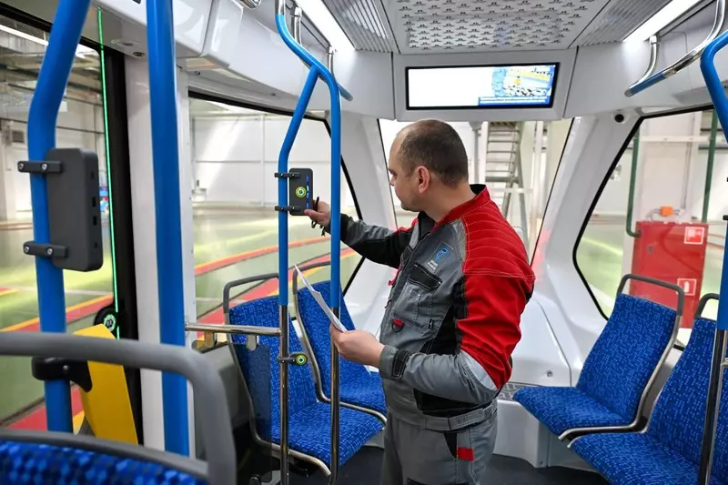 Изображение №6 для статьи «Тихий удобный автономный в столицу приехал первый трамвай новой модели»