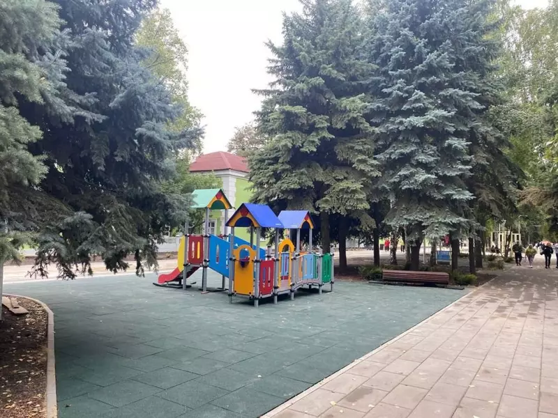 Фото #6 для поста «В Зугрэс и Харцызске ДНР открылись аллеи и цветные фонтаны»