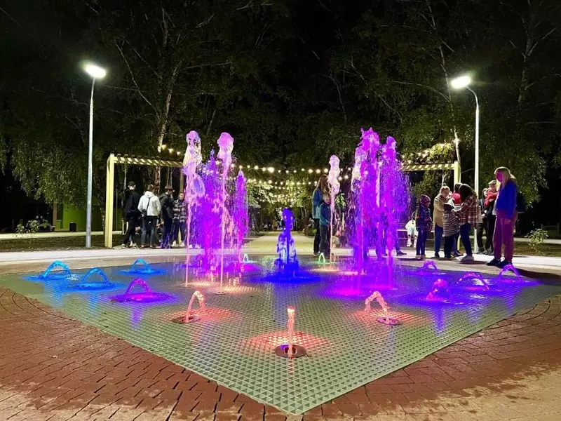 Фото 7 для статьи «В Зугрэс и Харцызске ДНР открылись аллеи и цветные фонтаны»