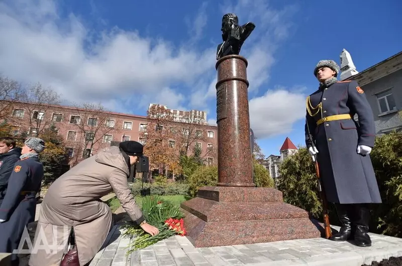Изображение #3 для статьи «Общество: В Донецке открыли памятник разведчику Павлу Судоплатову ликвидатору Шухевича и Коновальца»