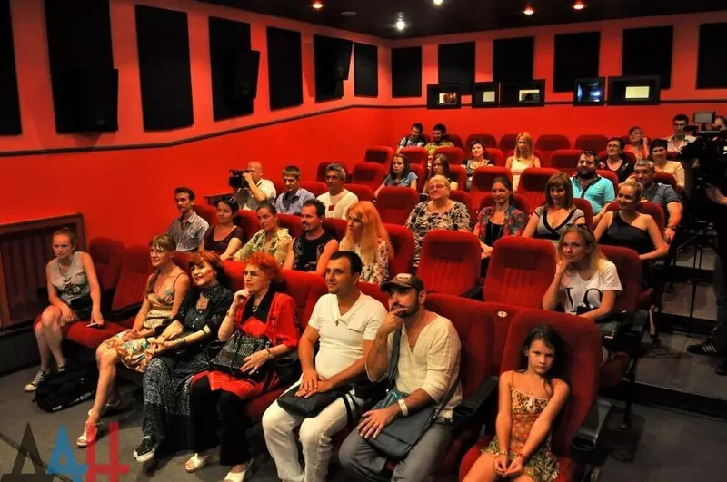 Иллюстрация №3 для «Общество: Кинотеатры открылись в Красном Луче и Шахтёрске на Донбассе»