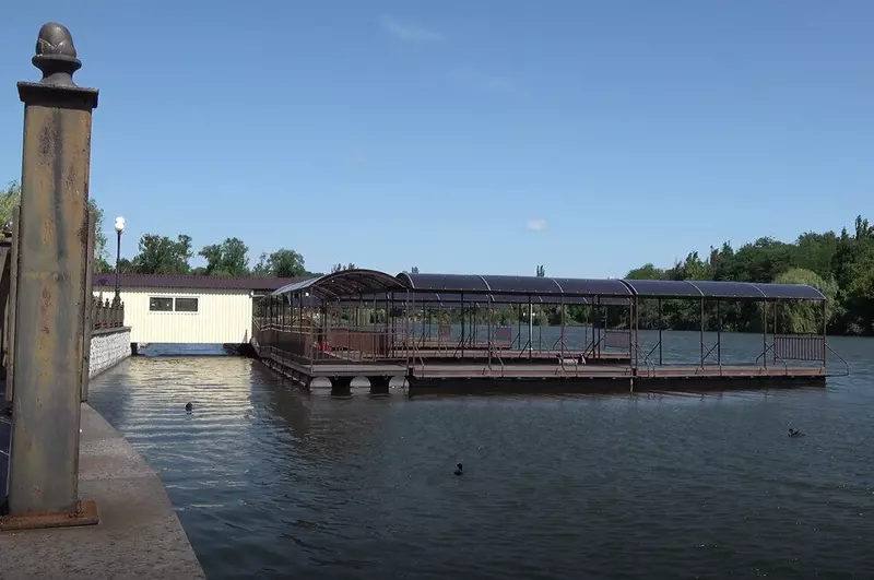 В Донецке на лодочной станции установили новый плавучий причал на 32 лодки