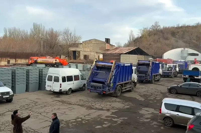Российский экологический оператор поставил в ДНР 95 единиц спецтехники для вывоза мусора