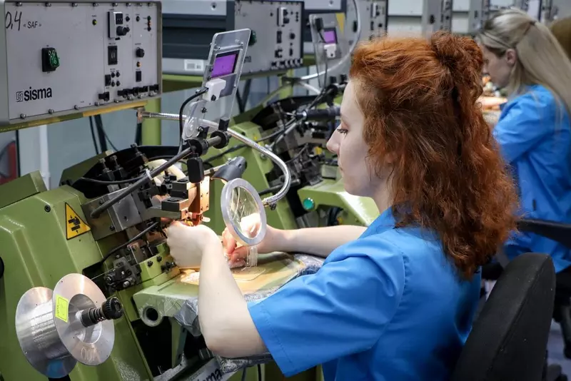 Картинка #2 для «ювелирная промышленность: Цех цепеи машиннои вязки открылся на Белгородском ювелирном заводе»