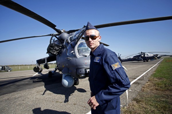 Штурман звена, старший лейтенант Олег Соколов готовится к вылету на полигон на новом вертолете.