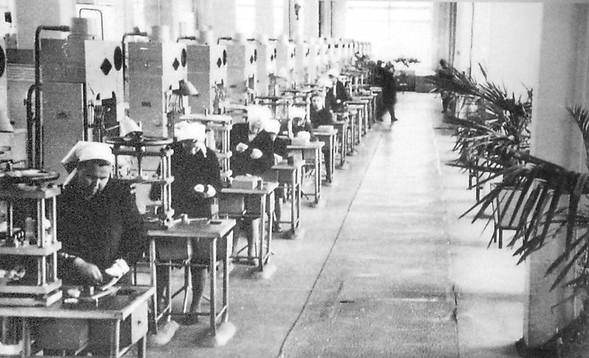 8 Прессовый участок цеха пластмасс Ижевского электромеханического завода. 1970г.
