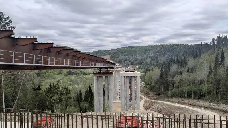 В Челябинской области продолжают монтаж самой длинной эстакады через реку Сим