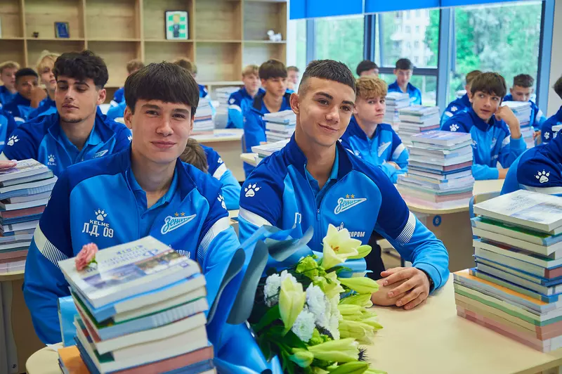 Фото 2 для новости «Санкт-Петербург: В санкт петербургской Газпром Академии открылась школа и крытый футбольный манеж»