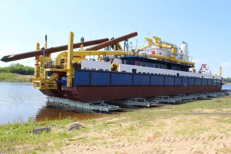 На ПАО ССК спущен на воду несамоходный земснаряд проекта 4395