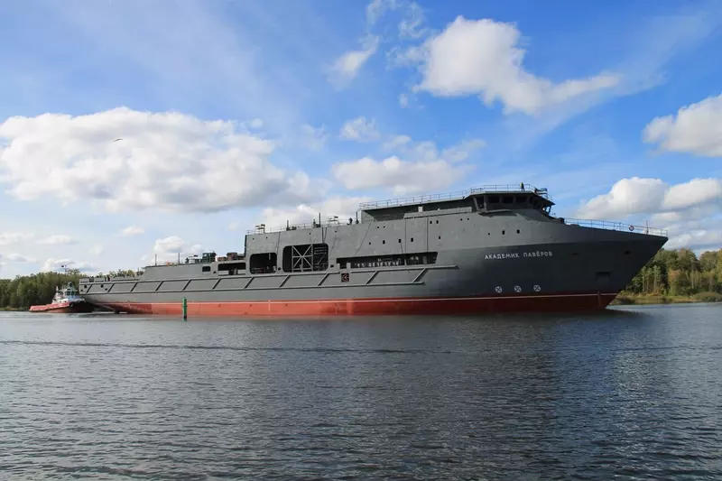 Фотофакт буксировка НИС Академик Лавёров проекта 23520 в Санкт Петербург на достройку
