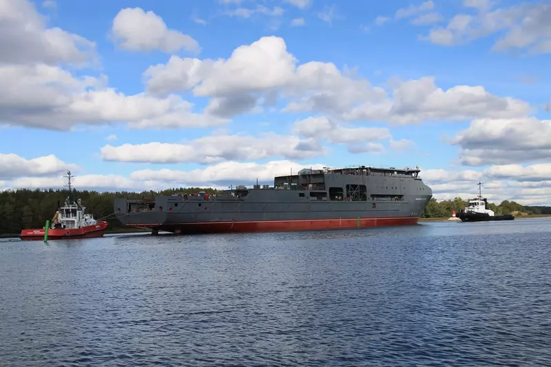 Изображение #2 для «Выборгский судостроительный завод: Фотофакт буксировка НИС Академик Лавёров проекта 23520 в Санкт Петербург на достройку»