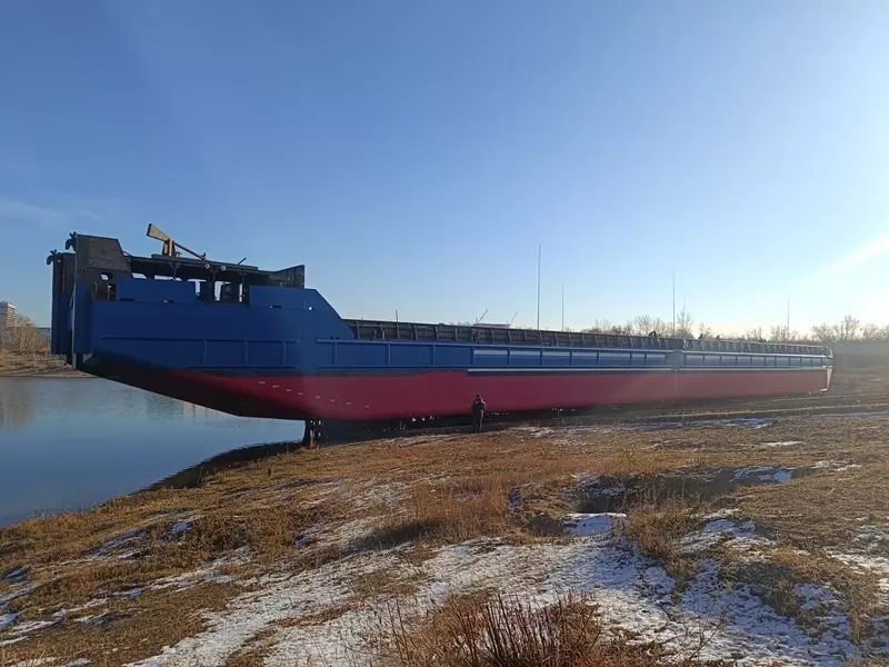 На СЗ Омский РВПиС спущена на воду несамоходная баржа площадка УТК 3002 проекта 66