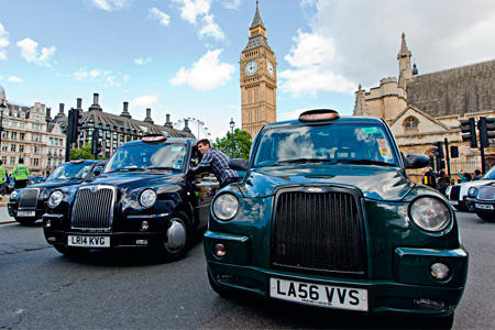Благодаря мультиагентной системе планирования лондонское такси всегда приезжает к клиенту в течение 15 минут Фото: PA WIRE/PRESS ASSOCIATION IMAGES/ТАСС