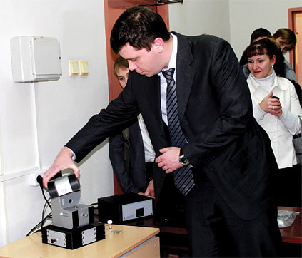 Заместитель директора по разработкам компании НТ-МДТ Вячеслав Викторович Поляков демонстрирует сканирующий зондовый микроскоп НАНОЭДЬЮКАТОР II