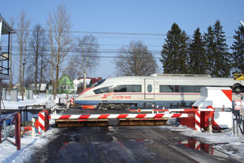 в марте 2012 г. на железнодорожных переездах между Москвой и С-Петербургом установлены противотаранные шлагбаумы ЗАО «ЦеСИС НИКИРЭТ»