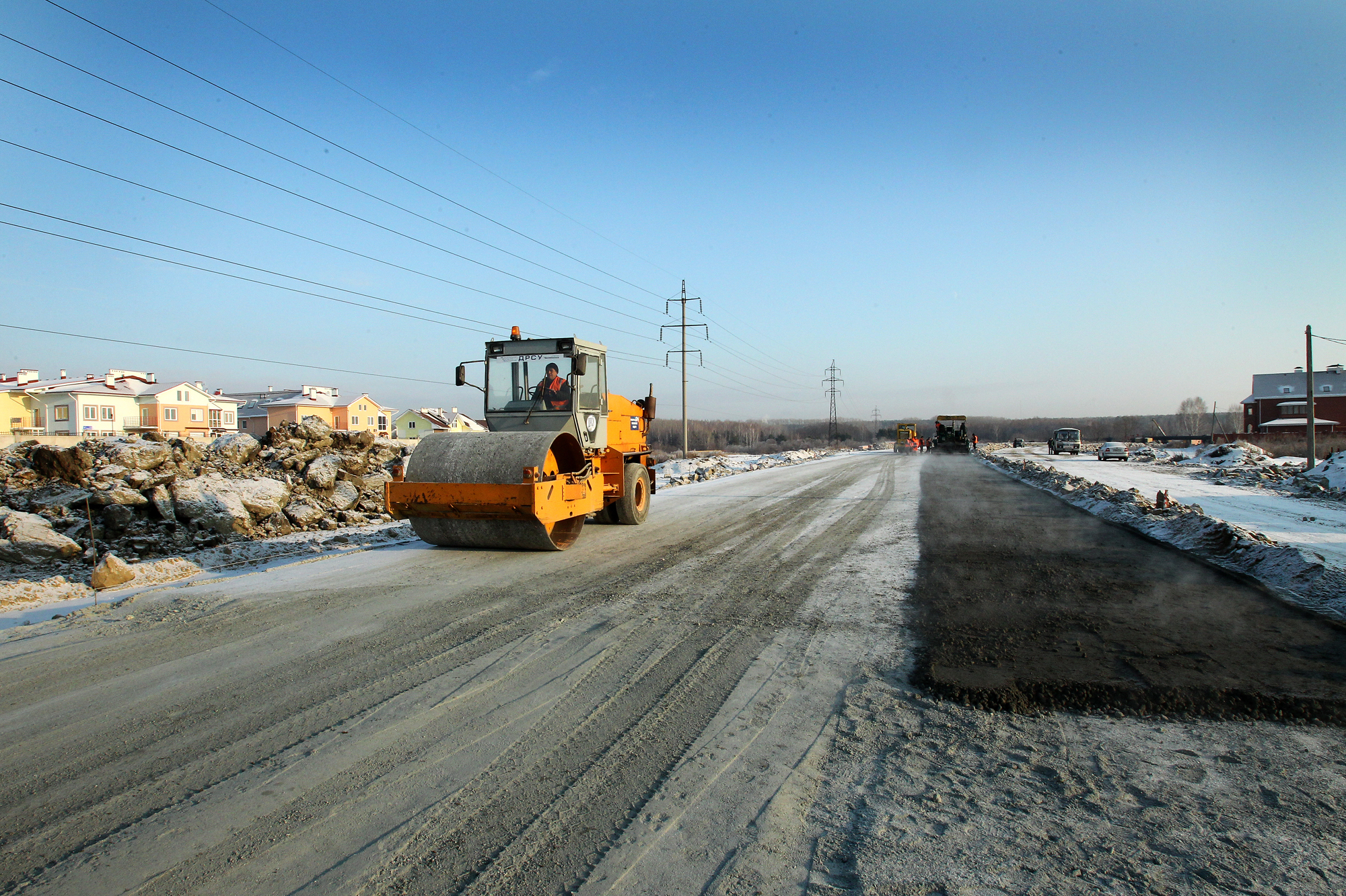 Поселок дорожников. Стройка зимой. Строительство автомобильных дорог. Строительство дорог зима. Реконструкция автомобильной дороги.