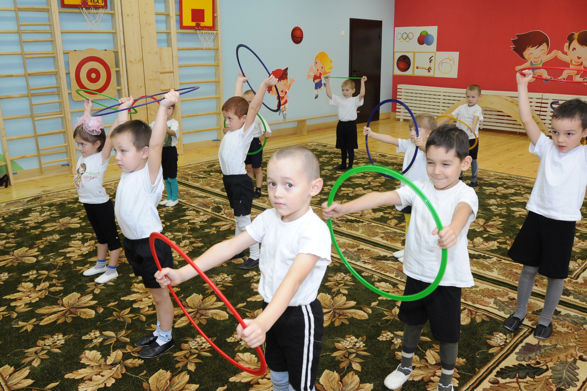 Физкультурное развлечение. Физкультурные занятия в детском саду. Спортивные занятия в детском саду. Физкультурные занятия в ДОУ. Дети на физкультуре в детском саду.