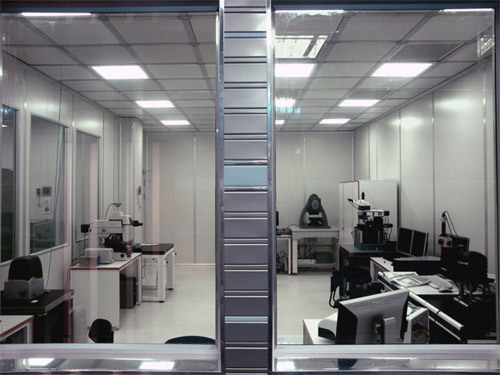 В этой «чистой комнате» находится оборудование для измерения свойств поверхности нанообъектов