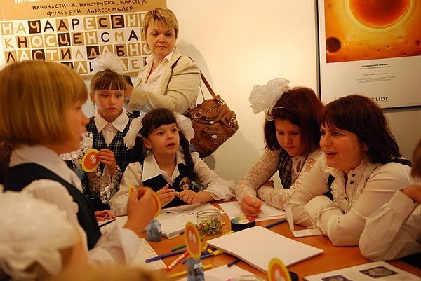 На фото: заместитель председателя правления Пермского края Елена Гилязова со школьниками.