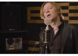 Найк Борзов выпустил новый клип, где поет в российский микрофон Октава МКЛ-5000