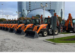 Компания UMG поставила муниципалитетам Московской области 62 экскаватора-погрузчика