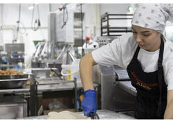 На предприятии в Евпатории запустили новую линию по производству кондитерских изделий