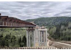 В Челябинской области продолжают монтаж самой длинной эстакады через реку Сим