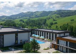 На курорте Алтайского края открылся самый большой модульный отель России «Среди Гор»