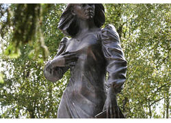 Памятник Дарье Дугиной открыт в Подмосковье