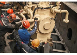 ЮЦСС погрузила два главных двигателя на контейнеровоз проекта 00108