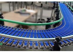 Конвейер пластинчатый поворотный на модульной ленте для транспортировки бутылок и коробок