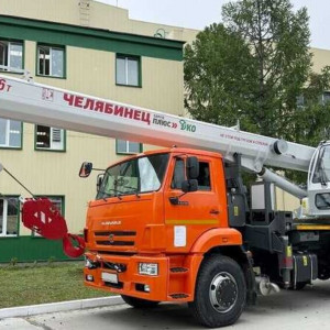 ЧМЗ выпустил автокран с&nbsp;электрическим приводом для работы в&nbsp;АПК