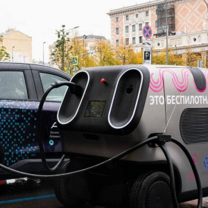 В&nbsp;Москве началось тестирование беспилотного робота, который приезжает заряжать электромобили⁠