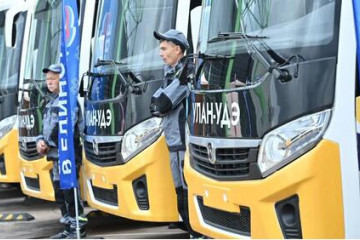 В&nbsp;Улан-Удэ вручили ключи от&nbsp;9 автомобилей скорой помощи и&nbsp;28 автобусов