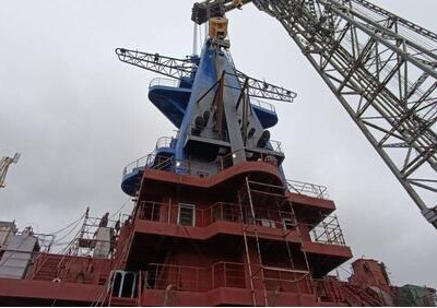 Мачта весом 76 тонн смонтирована на строящемся атомном ледоколе «Чукотка»